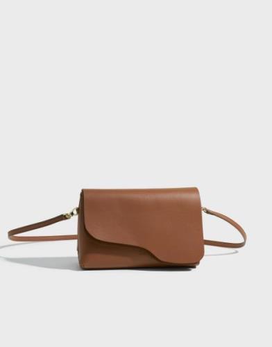 ATP ATELIER - Musta - Scarlino Nappa Pouch Bag